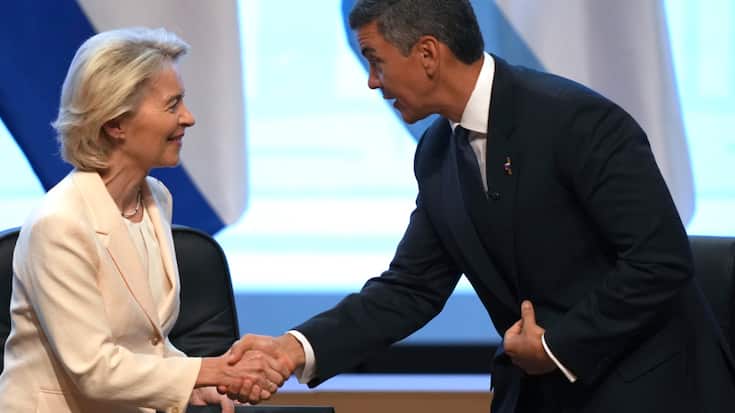 La présidente de la Commission européenne Ursula von der Leyen et le président du Paraguay Santiago Pena.