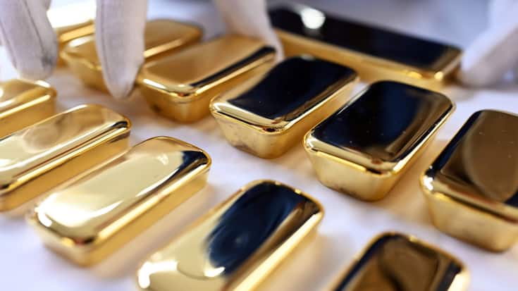 Vers 12h30, les 31,1 grammes d'or s'échangeaient en hausse de 1,06% à 4727,06 dollars. Sur un an, ils ont bondi de 72,5% (archives).