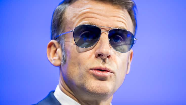 Le président français Emmanuel Macron s'est exprimé à Davos, lunettes de soleil sur le nez.