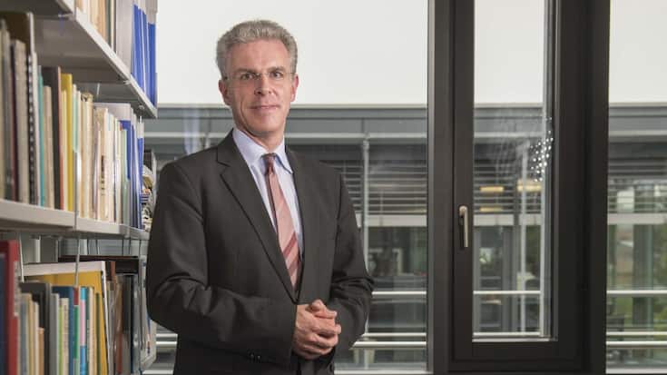 Sergio Rossi estime que la Suisse suit une trajectoire similaire à celle des Etats-Unis il y a trente ans, lorsque la modération salariale s’installait, jusqu’à la crise des subprimes en 2007.