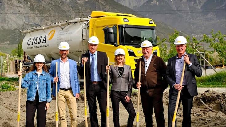 Darbellay et Céline Amaudruz, présidente de GMSA (au centre), étaient présents lors de la pose de la première pierre du nouveau moulin de Riddes (VS).
