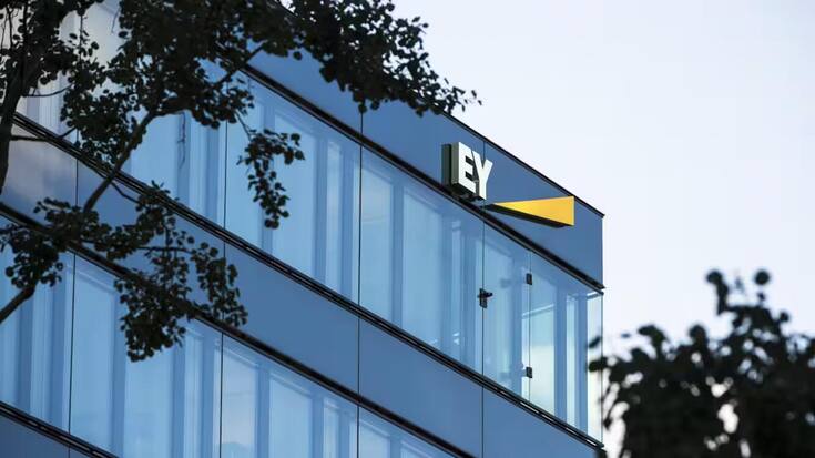 Le logo de la société de conseil EY - anciennement Ernst and Young : La société de conseil est l'une des 20 meilleures écoles de cadres au monde.