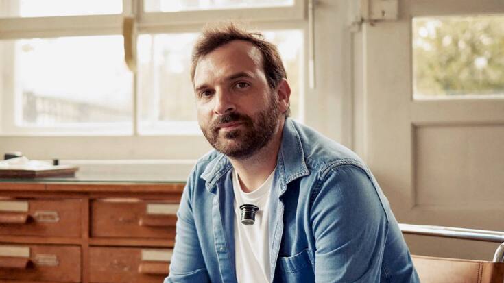 Entre la bourgeoise Neuchâtel et l’ouvrière La Chaux-de-Fonds, Raúl Pagès grandit dans le Val-de-Ruz, en rêvant de dessins et de créations manuelles.