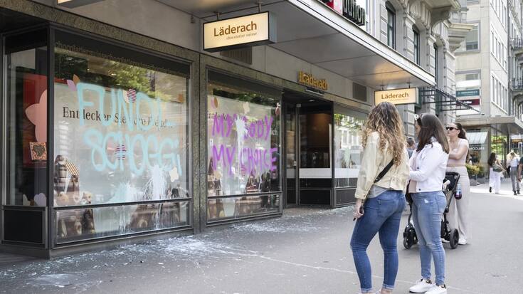 Des graffitis sur la vitrine du magasin de la Bahnhofstrasse de Zurich lors du 1er mai 2024. En 2020, le propriétaire du confiseur avait exprimé son opposition à l’avortement et aux droits LGBT.