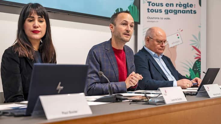 Laure de Courten, Cheffe de l'inspection cantonale de l'emploi et de l'aide sociale, Mathias Reynard, Conseiller d'Etat valaisan, Niklaus Furger, representant des Communes, de gauche a droite, parlent lors d'une conference de presse sur le dispositif eBadges, un nouveau systeme de contrele individuel des travailleurs sur les chantiers le vendredi 6 decembre 2024 a Sion. (KEYSTONE/Jean-Christophe Bott)