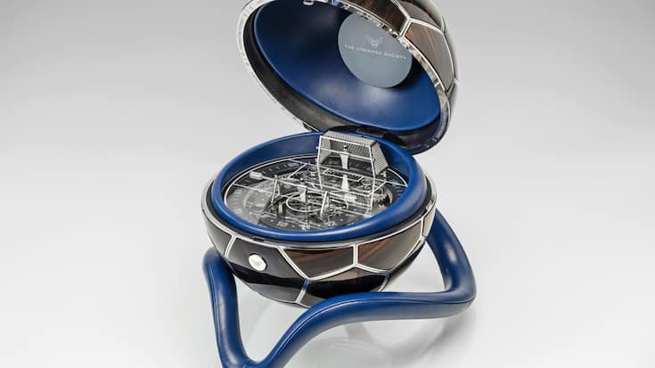 Dernière création en date imaginée par The Unnamed Society, l’horloge de table The Champion prend la forme d’un ballon de football.