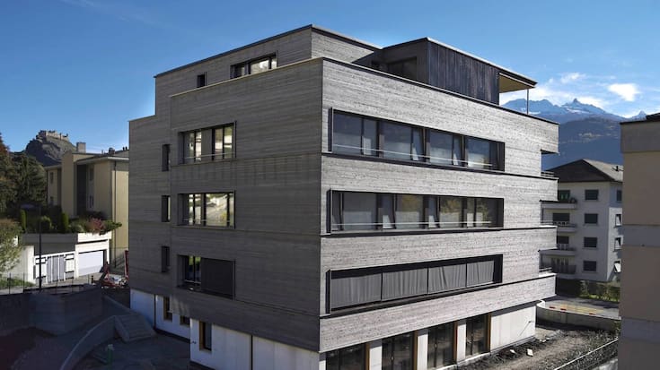 Le projet Sakura, achevé en 2020 à Sion, est un condensé d’innovations. Avec 53 500 kWh/a au total, l’immeuble assure une autoproduction de 71%.