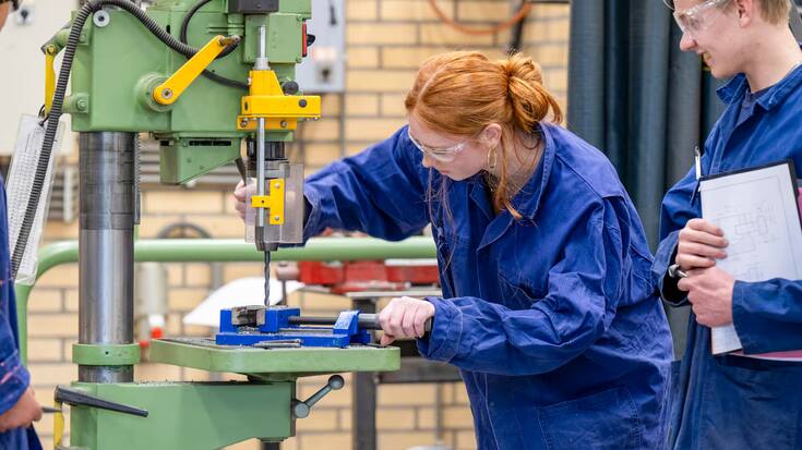 Après l'école, la plupart des jeunes commencent leur carrière par un apprentissage professionnel.