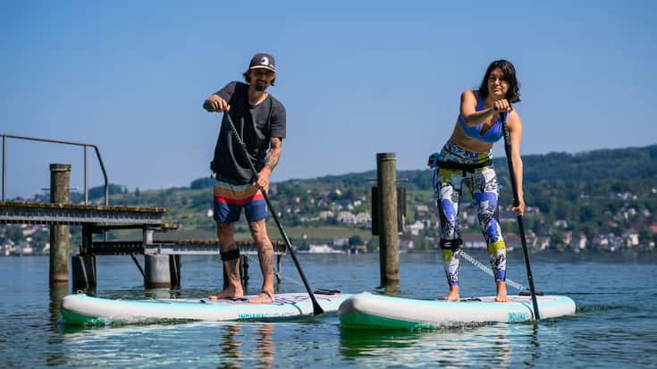 Des amateurs de stand-up paddle sur le lac de Zurich. 