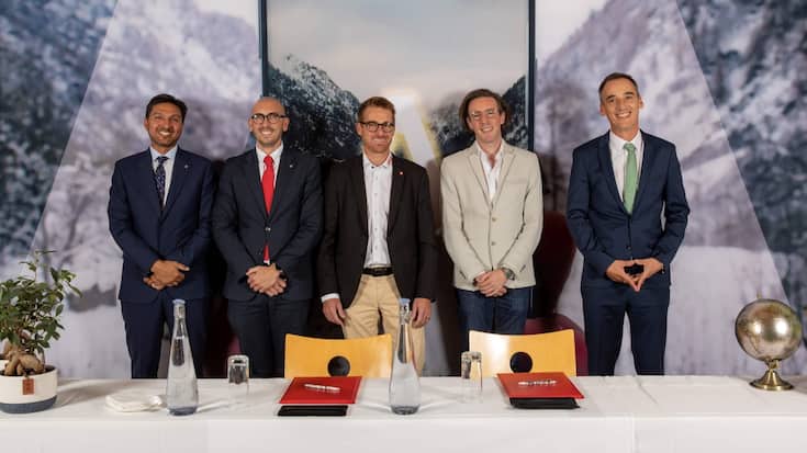 De gauche à droite: Bilal Hassan, Senior Lecturer à Les Roches Crans-Montana, Giovanni Odaglia, directeur général à Les Roches Crans-Montana, Simon Wiget, directeur de Verbier Tourisme, Christopher Meignier, président de HCommunity Foundation, et Florent Varanne, Head of Business Solutions Development chez Sommet Education.