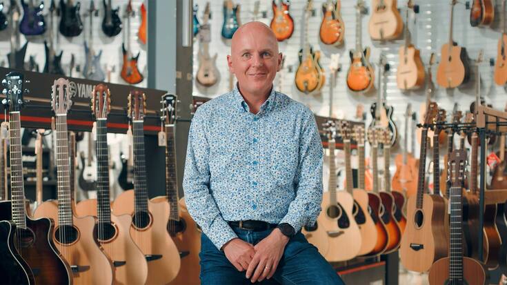 Alexandre Boullard de Boullard Musique SA devant ses guitares