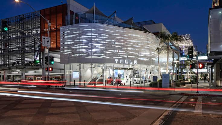 Le constructeur de véhicules électriques, dirigé par Elon Musk depuis 2008, a bouleversé les codes du marché de l’automobile, notamment en s’implantant dans le monde entier en plein centre-ville.