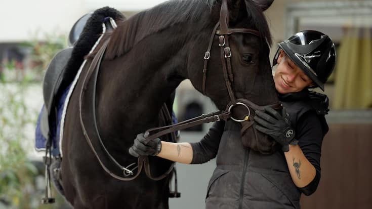 Mélinda exerce son métier de cavalière groom au sein de l’école d’équitation We Ride.