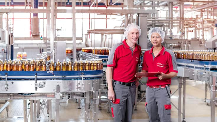 Voici à quoi ressemblent des employés heureux: deux «Rivellans» dans l'usine de production à Rothrist (AG).