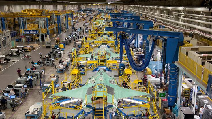 Dans l’usine Lockheed Martin de Fort Worth (Texas), des ouvriers assemblent le fuselage avant du chasseur F‑35 Joint Strike Fighter.
