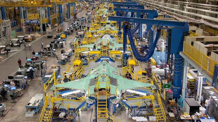Dans l’usine Lockheed Martin de Fort Worth (Texas), des ouvriers assemblent le fuselage avant du chasseur F‑35 Joint Strike Fighter.