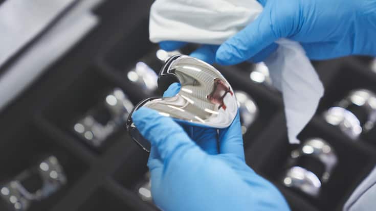 Symbios fournit le matériel d’environ 15 000 opérations de la hanche et du genou par an, dont plus de 50% sur mesure.