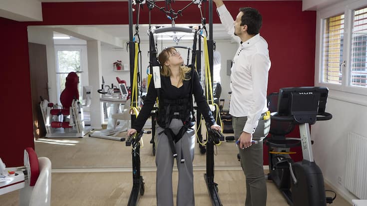 Le Skywalk, testé par Amalric Ortlieb, permet au patient de marcher en étant partiellement déchargé de son poids.