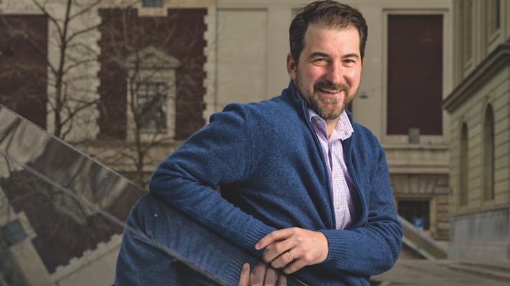 <p>Expert en innovation sociétale et en gouvernance, Jonathan Normand cofonde en 2014 B Lab Europe, puis B Lab Suisse avec notamment le mouvement B Corp.</p>
<p> Cette certification internationale créée en 2006 est accordée aux entreprises qui mettent les performances de l’organisation au service de  l’intérêt général.</p>
<p>Parmi les outils de mesure, certains questionnent les principes de justice, d’égalité, d’inclusion et de diversité au sein de l’entreprise.</p>