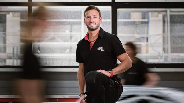 Dan Cottet possède et dirige un garage carrosserie à Echallens, et une carrosserie à Orbe.