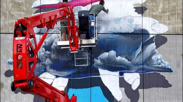 Ci-dessous, le duo d’artistes suisses Nevercrew réalise une fresque murale lors du Vision Art Festival de Crans-Montana en 2015.