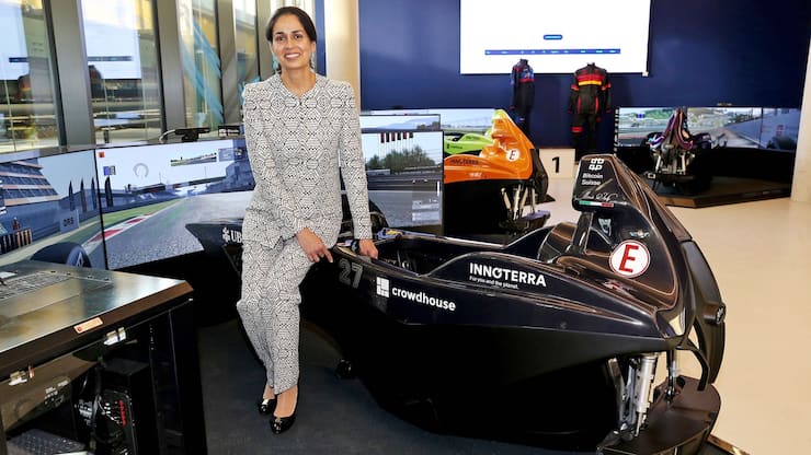 Après avoir dirigé l’écurie de formule 1 Sauber, Monisha Keltenborn est à la tête depuis 2019 de Racing Unleached, une société zougoise  de course automobile virtuelle.