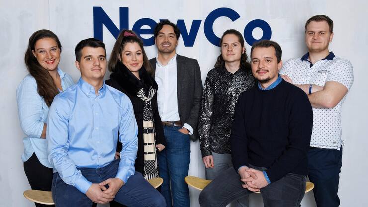 L’équipe de NewCo (de g. à dr.): Eveline Suter, Qazim Ademi, Isabelle van den Berg, Amant Fejzullahu, Luka Ramseyer, Flamur Ademi et Joel Lang. La start-up legaltech a des bureaux à Lausanne, à Berne et à Lachsen (SZ).