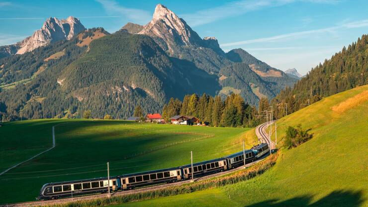 <p>Le GoldenPass Express relie, pour la première fois sans changement, les vignobles de Lavaux et les montagnes d’Interlaken.</p>