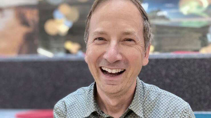 Eric Fingerhut, cadre chez Roche, a rejoint le club Toastmasters  en 2019.