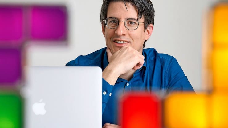 Johan Rochel a étudié  la philosophie et le droit.  Aujourd'hui, il fait un pont entre ces deux disciplines  en traitant de sujets tels  que la migration, la politique internationale ou l'innovation.