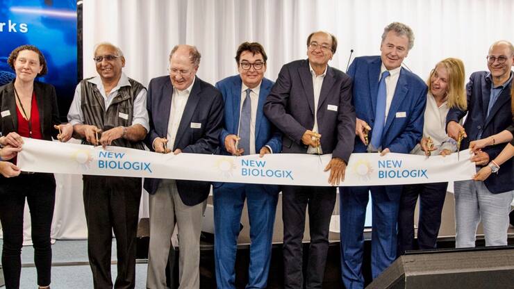 Igor Fisch et Nicolas Mermod (au centre), avec notamment Gregory Winter, Prix Nobel de chimie, et Déborah Ley, COO de NewBiologix (à g.).