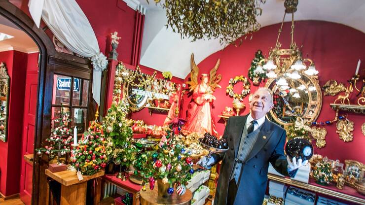 Antiquaire de formation, Johann Wanner s’est spécialisé dans les décorations de Noël artisanales à 23 ans.