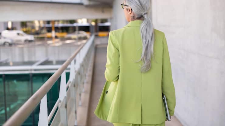 LPP femme de dos qui marche business