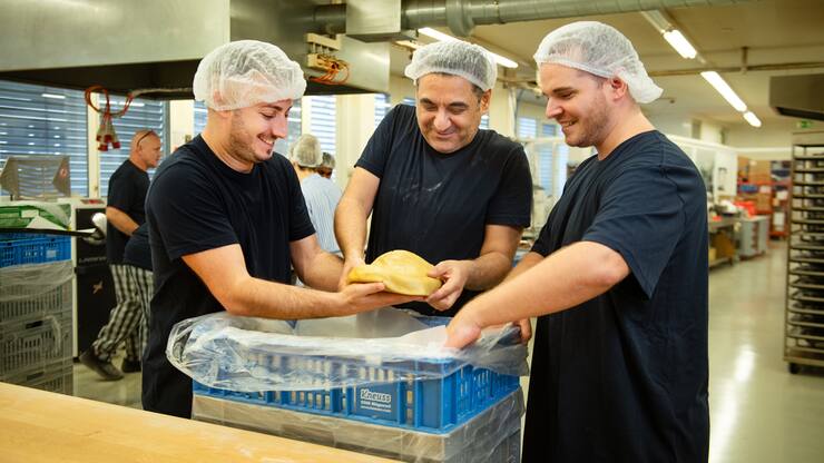 UBS Helpetica Aktion in der BÃ¤ckerei Stiftung ZÃ¼riwerk mit UBS MitarbeiterInnen, 20. Oktober 2025, Wallisellen