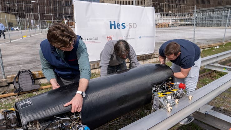 Deux démonstrateurs ont été testés à Sion: Ohwaboo (photo), un véhicule à sustentation magnétique passive atteignant 130 km/h en une seconde, et MoLinHo, propulsé par un moteur linéaire homopolaire – une première en Suisse.