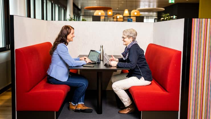 19.01.2022; Luzern; Friendly Work Space - CSS Versicherung; Priska Duss StuderVerantwortlichen BGM/Fachspezialistin HR (R) und Anne Bode, Leiterin Kompetenzcenter Gesundheit und PrÃ¤vention der CSS (L). Â© Valeriano Di Domenico