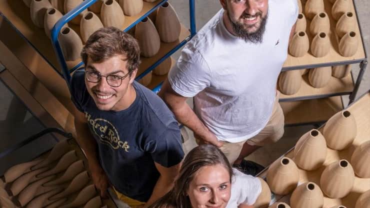 Clément Perez et Quentin Kany ont fondé Wepot en 2019 en parallèle de leurs études à HEC Lausanne. Pauline Dantan a rejoint l’équipe en 2022 en tant que troisième associée. 