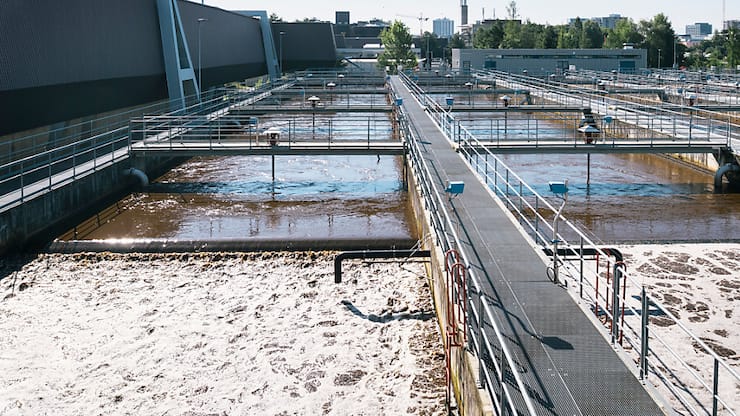 A la sortie des STEP, les eaux usées industrielles traitées contiennent nettement plus de substances et des concentrations de composés organiques synthétiques plus élevées que les eaux usées domestiques (archives).