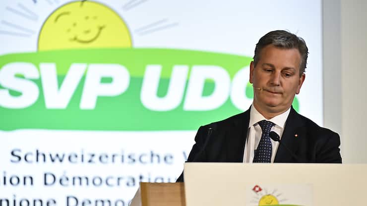 A Baar (ZG), le président de l'UDC Marco Chiesa a accusé la politique rose-verte d'être la cause de la crise énergétique et la gauche de se réjouir de la hausse des prix de l'énergie (archives).