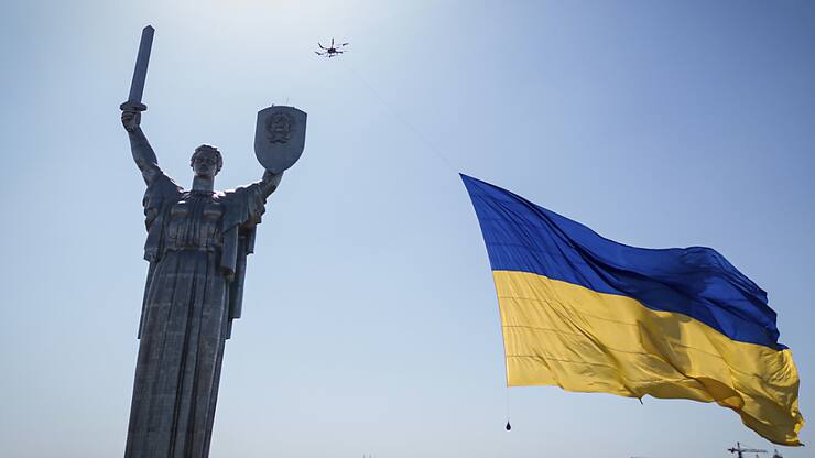 Le bombardement sur la gare de Tchapliné a été perpétré le jour de la fête nationale ukrainienne, qui marquait aussi le sixième mois de l'offensive russe contre l'Ukraine.