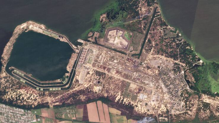 Ce composite d'images satellites prises par Planet Labs PBC montre la fumée s'élevant des feux de la centrale nucléaire de Zaporijjia dans le sud-est de l'Ukraine jeudi. De nouveaux bombardements ont été signalés dans la zone dans la nuit du vendredi.