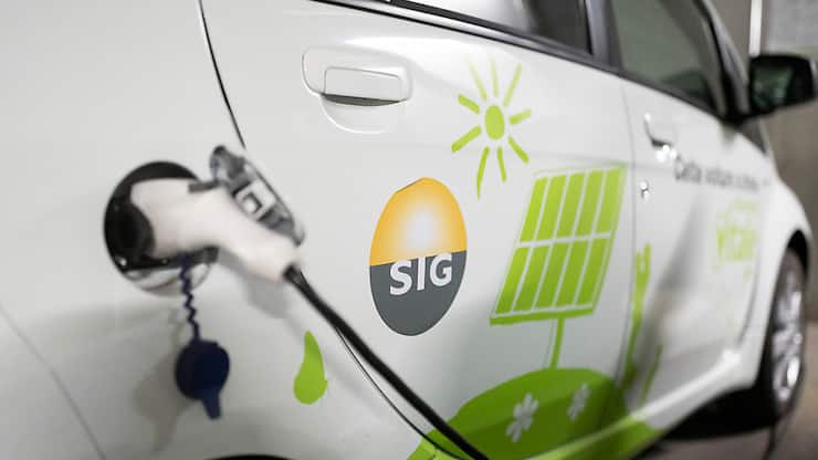 Les SIG justifient le relèvement tarifaire, jugé "modéré", à la vive hausse des prix de l'électricité ainsi que l'augmentation des tarifs du réseau de transport facturés par Swissgrid (archives).