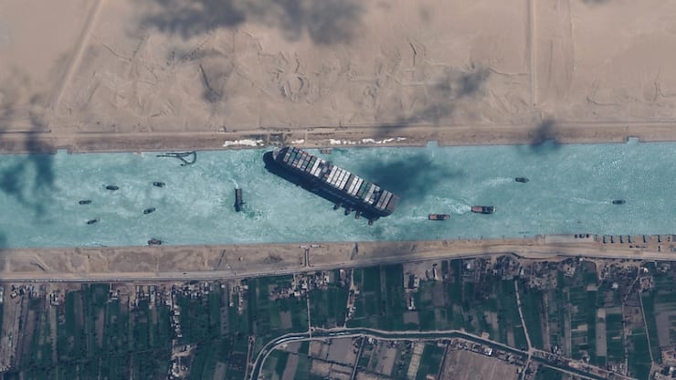 C'est la première fois qu'un navire bloque le canal stratégique depuis l'incident causé par l'Ever Given en 2021. Coincé en travers, il avait bloqué pendant plusieurs jours la voie de circulation entre l'Europe et l'Asie (archives).