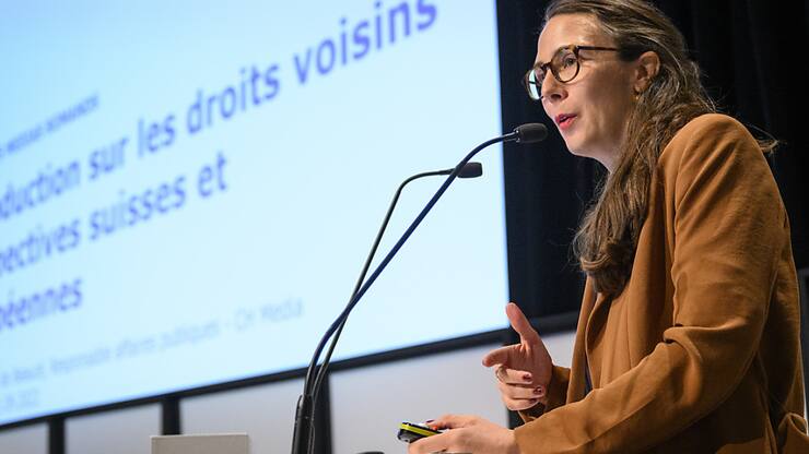 Le Conseil fédéral souhaite introduire une législation sur le droit voisin en Suisse. Une procédure de consultation devrait être lancée d'ici à la fin de l'année. Le sujet a été exposé jeudi au FMR à Lausanne par Anne Peigné de Beaucé, responsable des affaires publiques du groupe CH Media.