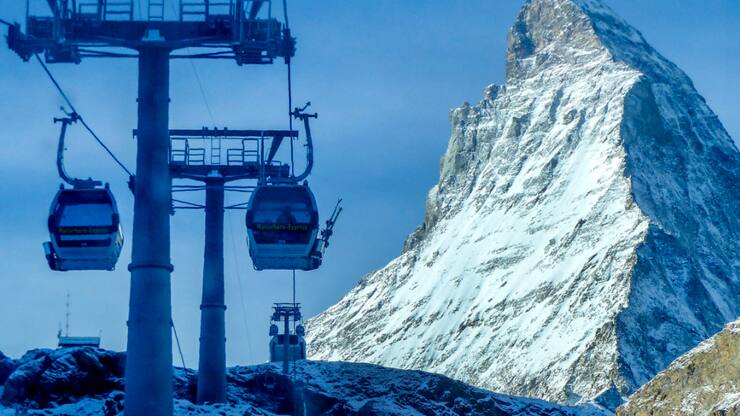 Les stations de renommée internationale, comme Zermatt, ont connu une spécialement bonne saison l'hiver dernier. Au Tessin en revanche, la hausse des températures a limité la fréquentation des pistes de ski (archives).