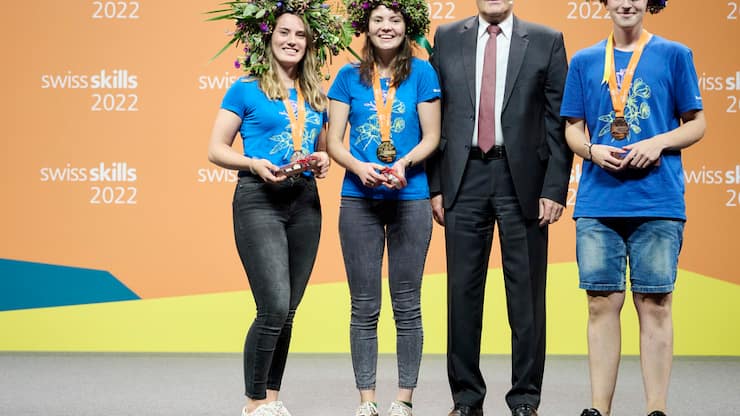 Le conseiller fédéral Guy Parmelin a félicité chaque lauréat des Swiss Skills. Ici, le ministre de l'économie pose avec les fleuristes.