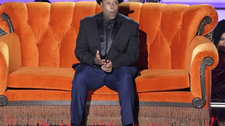 Le présentateur Kenan Thompson a lancé les festivités avec une série de danses sur plusieurs génériques de séries cultes. Ici, il se trouve dans un décor à la "Friends".