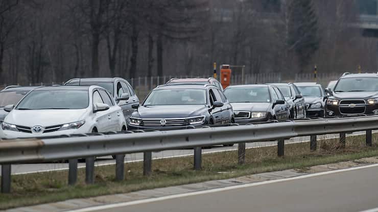 Selon Viasuisse, le nombre de voitures circulant en direction du sud est plus élevé que jamais. Depuis les vacances d'été, il n'y a pratiquement pas eu un seul jour sans embouteillage au Gothard.