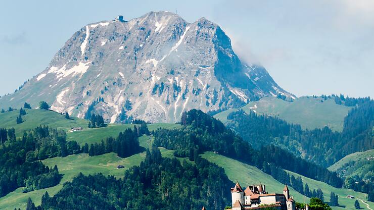 Le Moléson, avec le château de Gruyères en premier plan, accueille depuis une année la plus haute centrale solaire du territoire fribourgeois (archives).