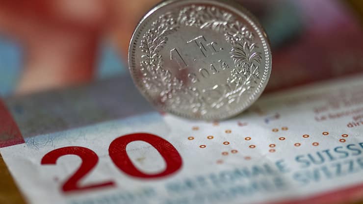 Le franc a encore battu un nouveau record face à l'euro jeudi matin, après l'annonce d'un nouveau resserrement monétaire par la Réserve fédérale américaine (Fed) la veille en soirée. (archives)